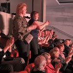 Video: Vyprodaný kulturní dům v Milevsku tleskal symfonickému ABBA World Revivalu vestoje