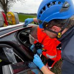 AKTUALIZOVÁNO: Řidič Audi se při předjíždění střetl s traktorem. Silnice u Jindřichova Hradce je uzavřena