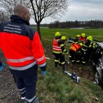 AKTUALIZOVÁNO: Řidič Audi se při předjíždění střetl s traktorem. Silnice u Jindřichova Hradce je uzavřena