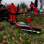 AKTUALIZOVÁNO: Řidič Audi se při předjíždění střetl s traktorem. Silnice u Jindřichova Hradce je uzavřena