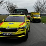 AKTUALIZOVÁNO: Řidič Audi se při předjíždění střetl s traktorem. Silnice u Jindřichova Hradce je uzavřena