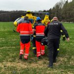 AKTUALIZOVÁNO: Řidič Audi se při předjíždění střetl s traktorem. Silnice u Jindřichova Hradce je uzavřena