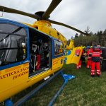 AKTUALIZOVÁNO: Řidič Audi se při předjíždění střetl s traktorem. Silnice u Jindřichova Hradce je uzavřena