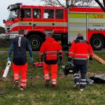 AKTUALIZOVÁNO: Řidič Audi se při předjíždění střetl s traktorem. Silnice u Jindřichova Hradce je uzavřena