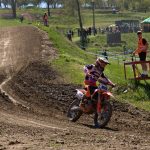 Motokros v Netolicích přilákal tisíce fanoušků. Devětasedmdesátiletý závodník oslavil narozeniny na trati