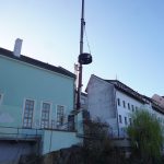 VIDEO: Díly historické vodní elektrárny se vrátily do Písku. Jeřáb je snášel přes střechy domů