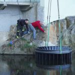 VIDEO: Díly historické vodní elektrárny se vrátily do Písku. Jeřáb je snášel přes střechy domů