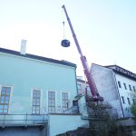 VIDEO: Díly historické vodní elektrárny se vrátily do Písku. Jeřáb je snášel přes střechy domů