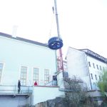 VIDEO: Díly historické vodní elektrárny se vrátily do Písku. Jeřáb je snášel přes střechy domů