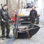 VIDEO: Díly historické vodní elektrárny se vrátily do Písku. Jeřáb je snášel přes střechy domů