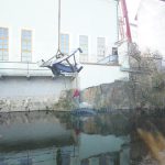 VIDEO: Díly historické vodní elektrárny se vrátily do Písku. Jeřáb je snášel přes střechy domů