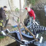 VIDEO: Díly historické vodní elektrárny se vrátily do Písku. Jeřáb je snášel přes střechy domů