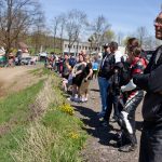 Motokros v Netolicích přilákal tisíce fanoušků. Devětasedmdesátiletý závodník oslavil narozeniny na trati