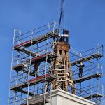 VIDEO: Z věže kostela v Domaníně zmizela báň. Rekonstrukce památky přináší překvapení