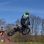 Motokros v Netolicích přilákal tisíce fanoušků. Devětasedmdesátiletý závodník oslavil narozeniny na trati