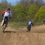 Motokros v Netolicích přilákal tisíce fanoušků. Devětasedmdesátiletý závodník oslavil narozeniny na trati