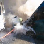 Při požáru aut v Šindlových Dvorech zasahovali záchranáři u dvou zraněných