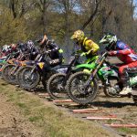 Motokros v Netolicích přilákal tisíce fanoušků. Devětasedmdesátiletý závodník oslavil narozeniny na trati