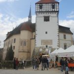 O velikonoční trhy na zámku v Blatné je velký zájem. V restauraci jsou k ochutnání řecké velikonoční pochoutky