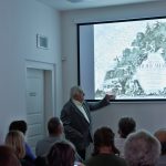 Přeplněný sál i chodby: Posluchače zajímalo, co o historii Prachaticka vypovídají mapy