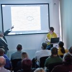 Přeplněný sál i chodby: Posluchače zajímalo, co o historii Prachaticka vypovídají mapy