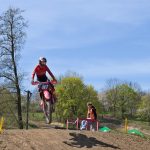 Motokros v Netolicích přilákal tisíce fanoušků. Devětasedmdesátiletý závodník oslavil narozeniny na trati