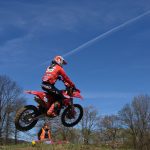 Motokros v Netolicích přilákal tisíce fanoušků. Devětasedmdesátiletý závodník oslavil narozeniny na trati