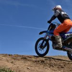 Motokros v Netolicích přilákal tisíce fanoušků. Devětasedmdesátiletý závodník oslavil narozeniny na trati