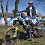 Motokros v Netolicích přilákal tisíce fanoušků. Devětasedmdesátiletý závodník oslavil narozeniny na trati