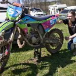 Motokros v Netolicích přilákal tisíce fanoušků. Devětasedmdesátiletý závodník oslavil narozeniny na trati