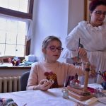 Redaktor mezi proutky: V Prachatickém muzeu si návštěvníci vyzkoušeli velikonoční řemesla