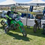 Motokros v Netolicích přilákal tisíce fanoušků. Devětasedmdesátiletý závodník oslavil narozeniny na trati