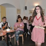 Jarní módní přehlídka v milevské klášterní kavárně nabídla kolekci plnou pastelů a „máslovky“