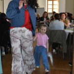 Jarní módní přehlídka v milevské klášterní kavárně nabídla kolekci plnou pastelů a „máslovky“