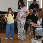 Jarní módní přehlídka v milevské klášterní kavárně nabídla kolekci plnou pastelů a „máslovky“