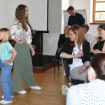 Jarní módní přehlídka v milevské klášterní kavárně nabídla kolekci plnou pastelů a „máslovky“