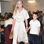 Jarní módní přehlídka v milevské klášterní kavárně nabídla kolekci plnou pastelů a „máslovky“