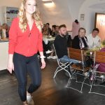 Jarní módní přehlídka v milevské klášterní kavárně nabídla kolekci plnou pastelů a „máslovky“