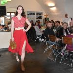 Jarní módní přehlídka v milevské klášterní kavárně nabídla kolekci plnou pastelů a „máslovky“