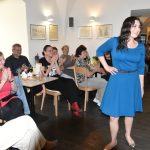 Jarní módní přehlídka v milevské klášterní kavárně nabídla kolekci plnou pastelů a „máslovky“