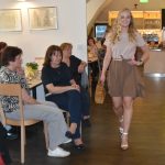 Jarní módní přehlídka v milevské klášterní kavárně nabídla kolekci plnou pastelů a „máslovky“