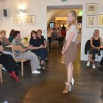 Jarní módní přehlídka v milevské klášterní kavárně nabídla kolekci plnou pastelů a „máslovky“