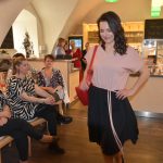 Jarní módní přehlídka v milevské klášterní kavárně nabídla kolekci plnou pastelů a „máslovky“