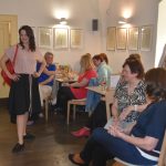 Jarní módní přehlídka v milevské klášterní kavárně nabídla kolekci plnou pastelů a „máslovky“