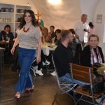 Jarní módní přehlídka v milevské klášterní kavárně nabídla kolekci plnou pastelů a „máslovky“