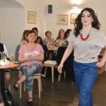 Jarní módní přehlídka v milevské klášterní kavárně nabídla kolekci plnou pastelů a „máslovky“