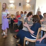 Jarní módní přehlídka v milevské klášterní kavárně nabídla kolekci plnou pastelů a „máslovky“