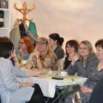 Jarní módní přehlídka v milevské klášterní kavárně nabídla kolekci plnou pastelů a „máslovky“