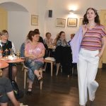 Jarní módní přehlídka v milevské klášterní kavárně nabídla kolekci plnou pastelů a „máslovky“
