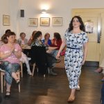 Jarní módní přehlídka v milevské klášterní kavárně nabídla kolekci plnou pastelů a „máslovky“